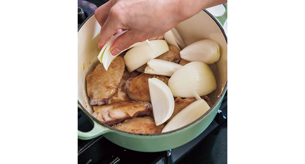 手羽中を焼きつけた後、玉ねぎ、じゃがいもを上にのせる。蒸し煮している途中、何度か軽く上下を返すと全体に味がしみる。