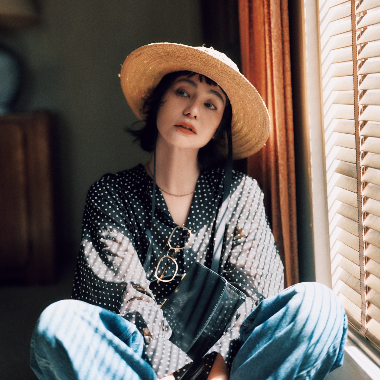 竹下玲奈さん 黒のドットブラウスコーデ