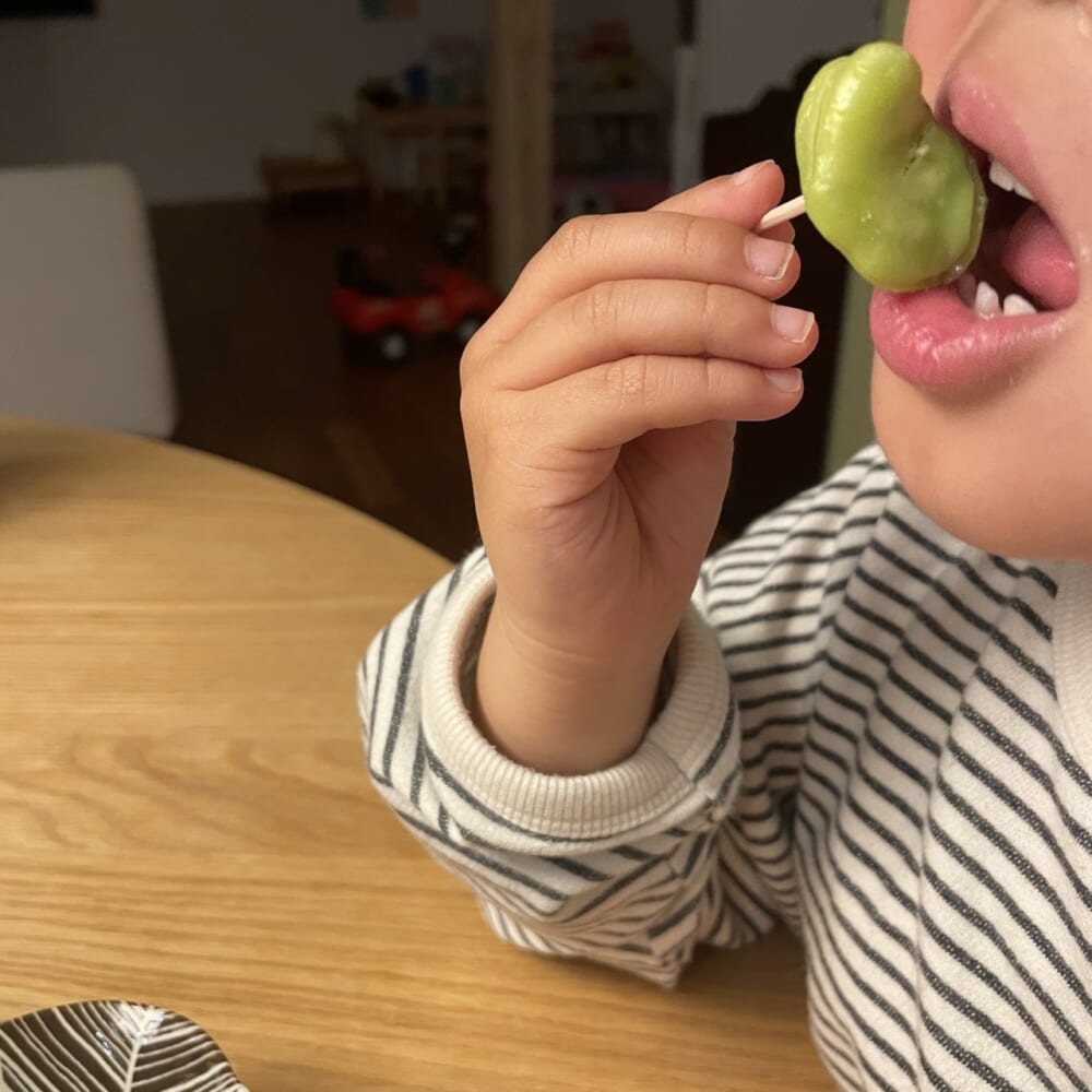 そら豆を食べる子ども