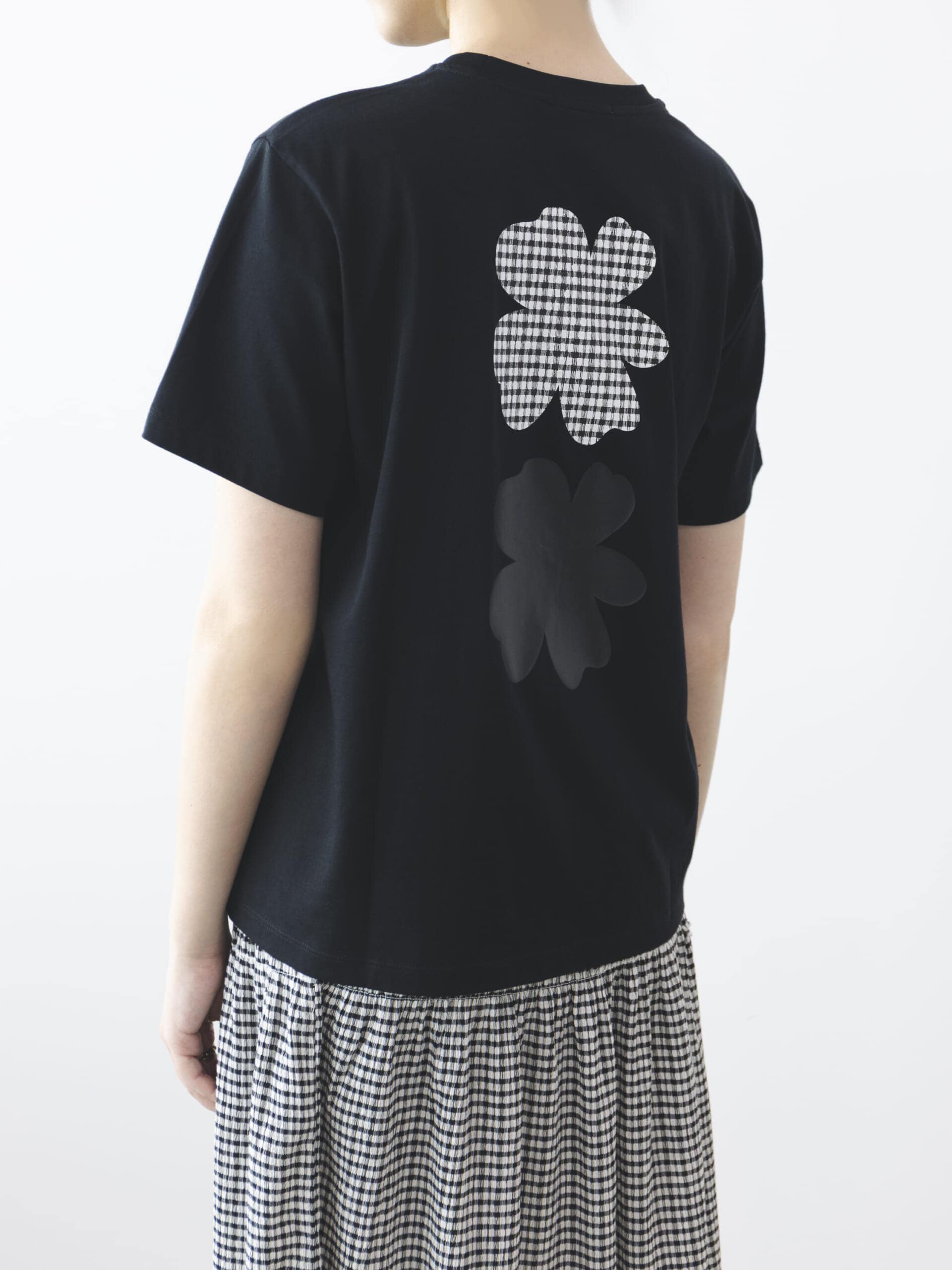 ユニクロアンドセシリーバンセンコラボの黒グラフィックTのバックプリント