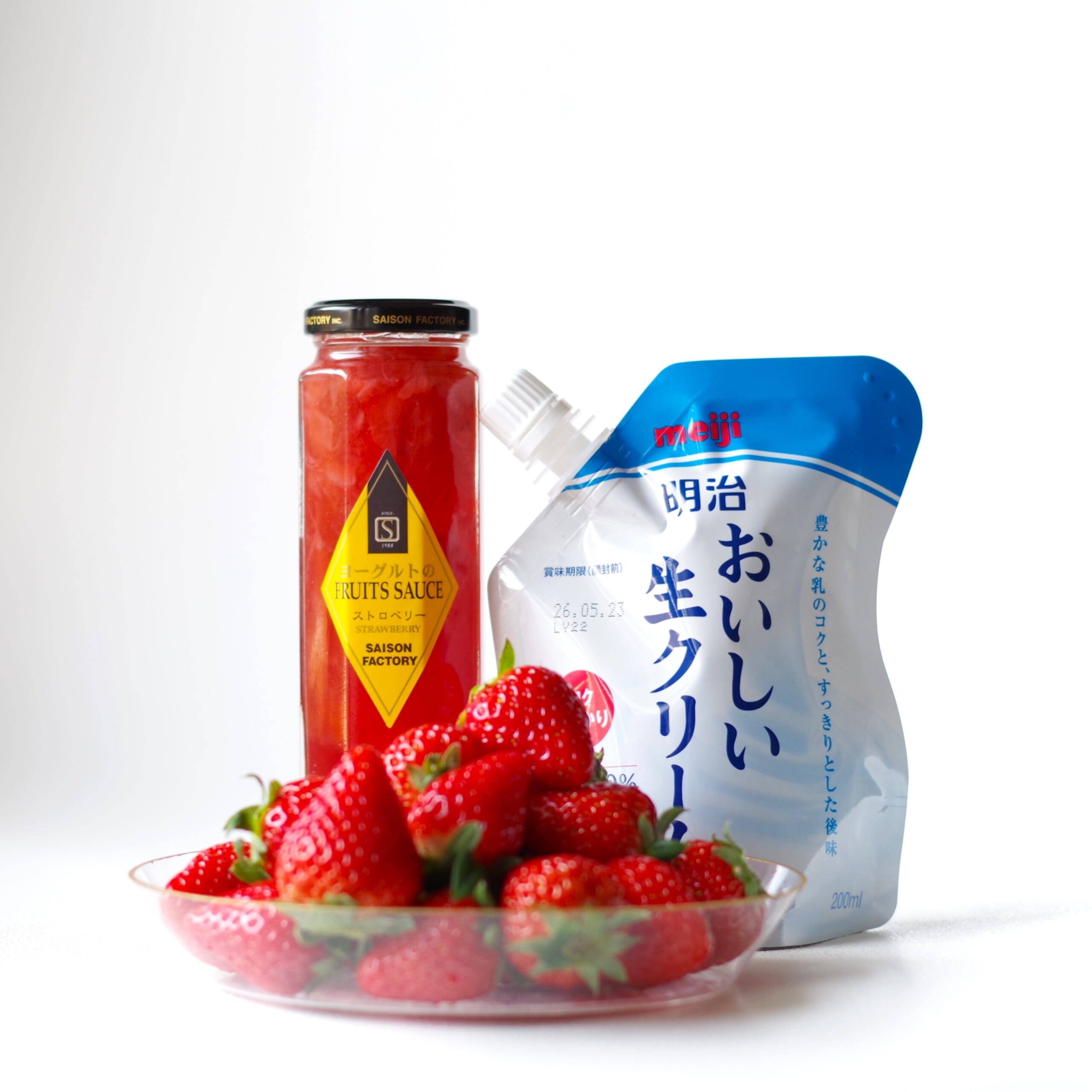 セゾンファクトリー　フルーツソースストロベリー　明治おいしい生クリーム　いちご

