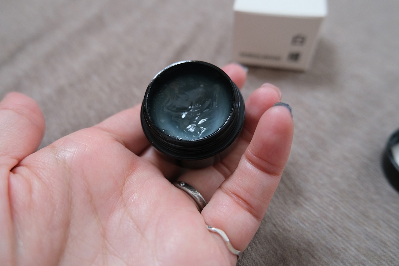 香彩堂　練り香水　白檀　使用シーン