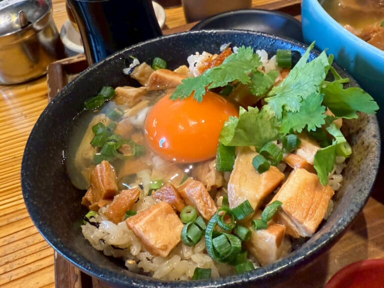 「OKINAWA SOBA EIBUN」卵がけジューシー