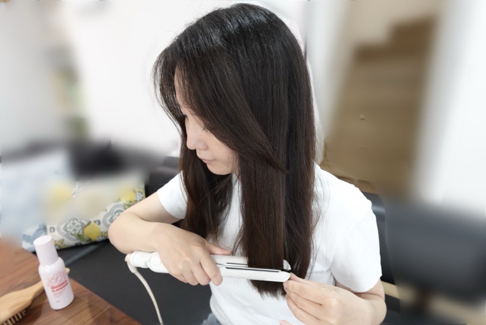 ヘアアイロンで整えているところ