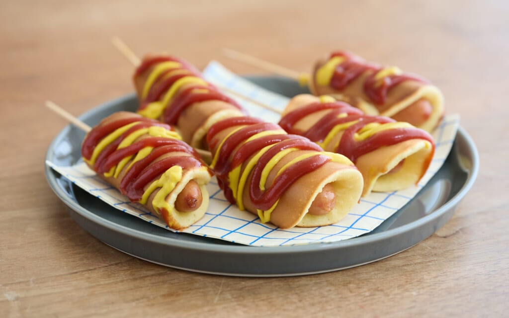 卵焼き器で「揚げないアメリカンドッグ」レシピ／近藤幸子さんの「おやこおやつ」