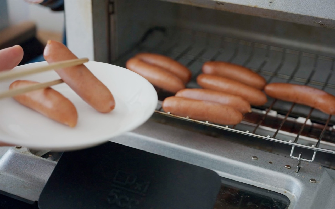 ソーセージはトースターで３〜４分ほど熱くなるまで焼いておく