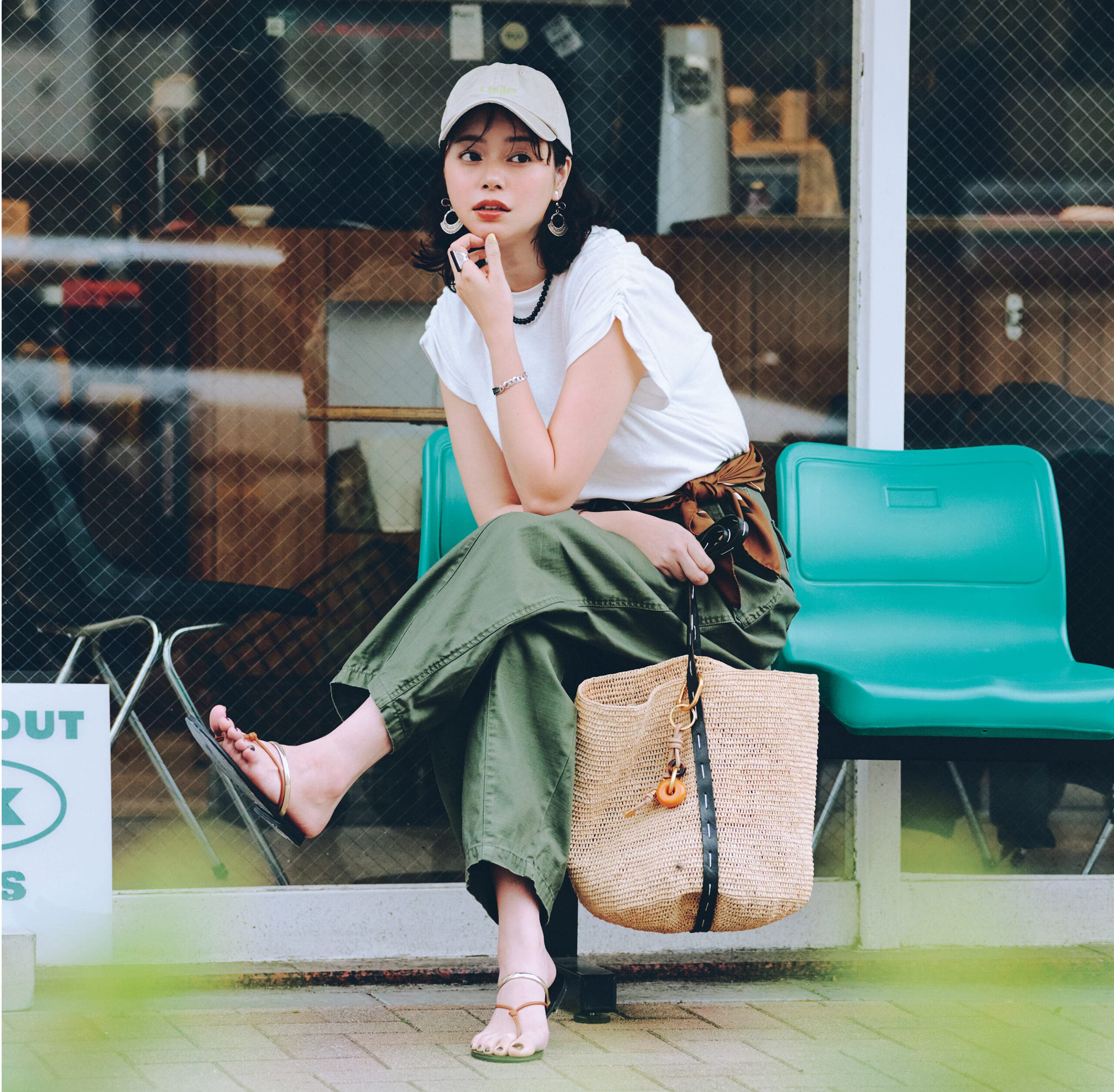 【YLÈVE（イレーヴ）】のデザインTシャツ　コーデ 岸本セシルさん