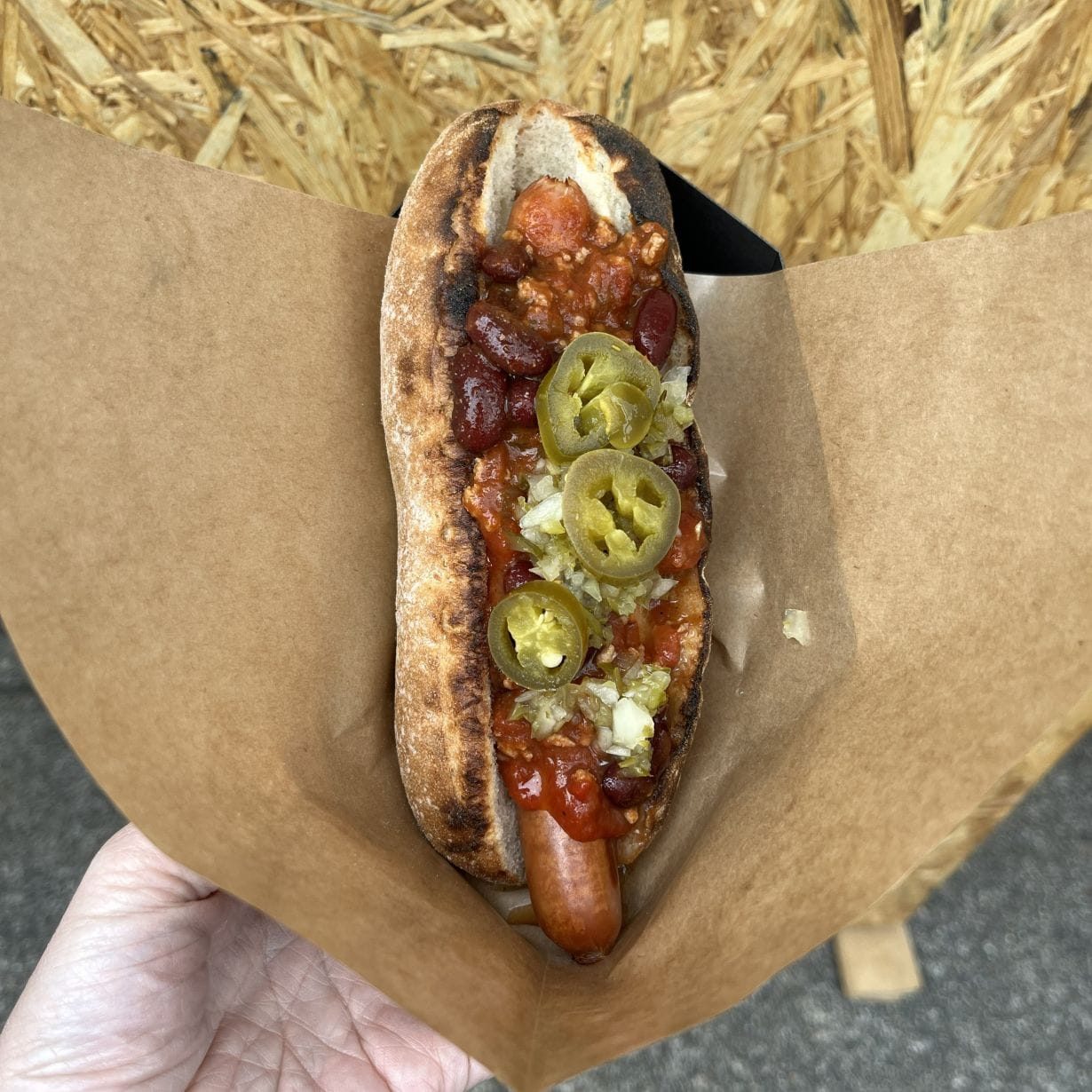 青森新町チキンのチリビーンズホットドッグ