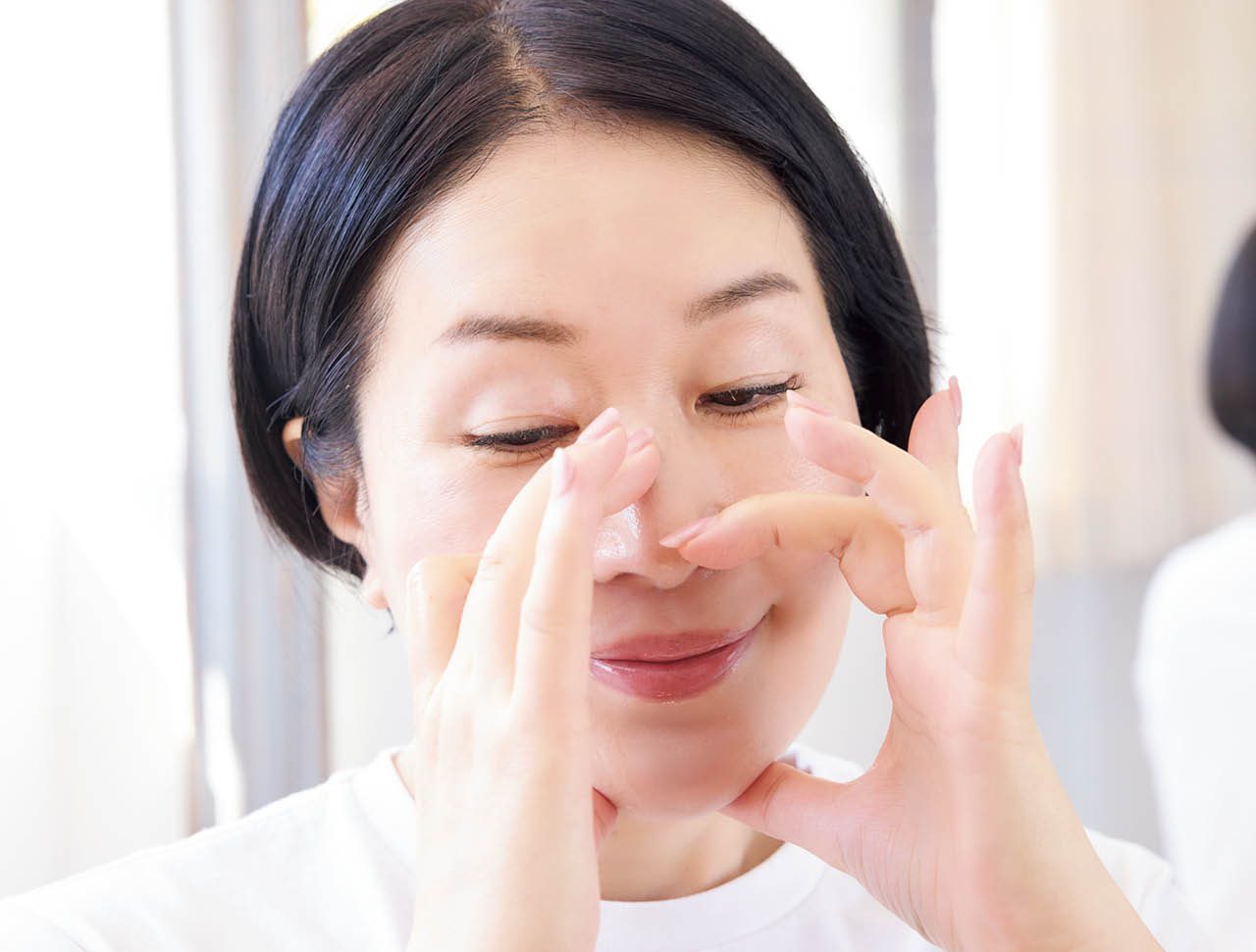 鼻の頭のザラつきは中指でなで下ろす
