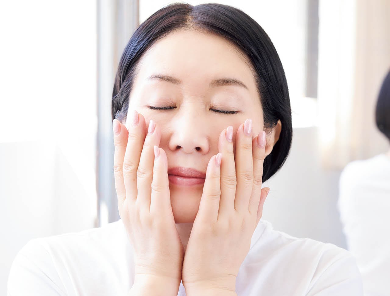 顔全体にざっくり置いてからのばし広げる