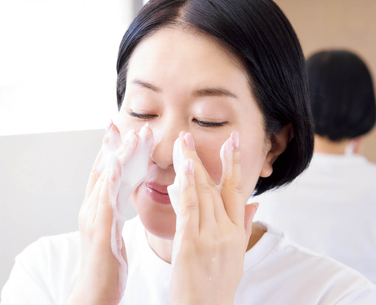 手のひら全体に泡を広げ鼻からスタート