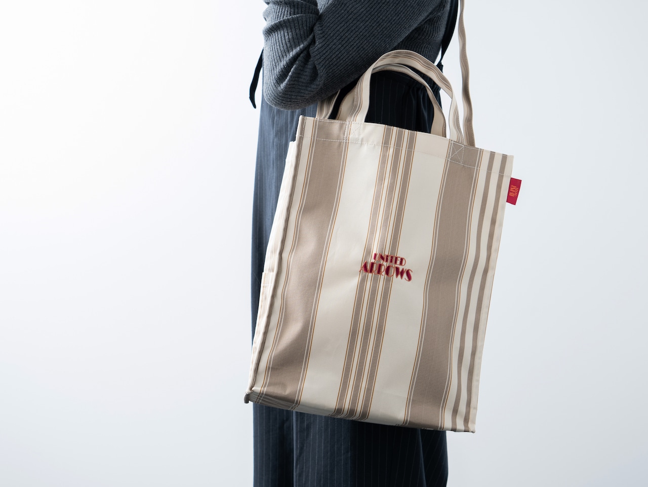 UNITED ARROWS×成城石井 オリジナルショッピングバッグ大を肩がけ