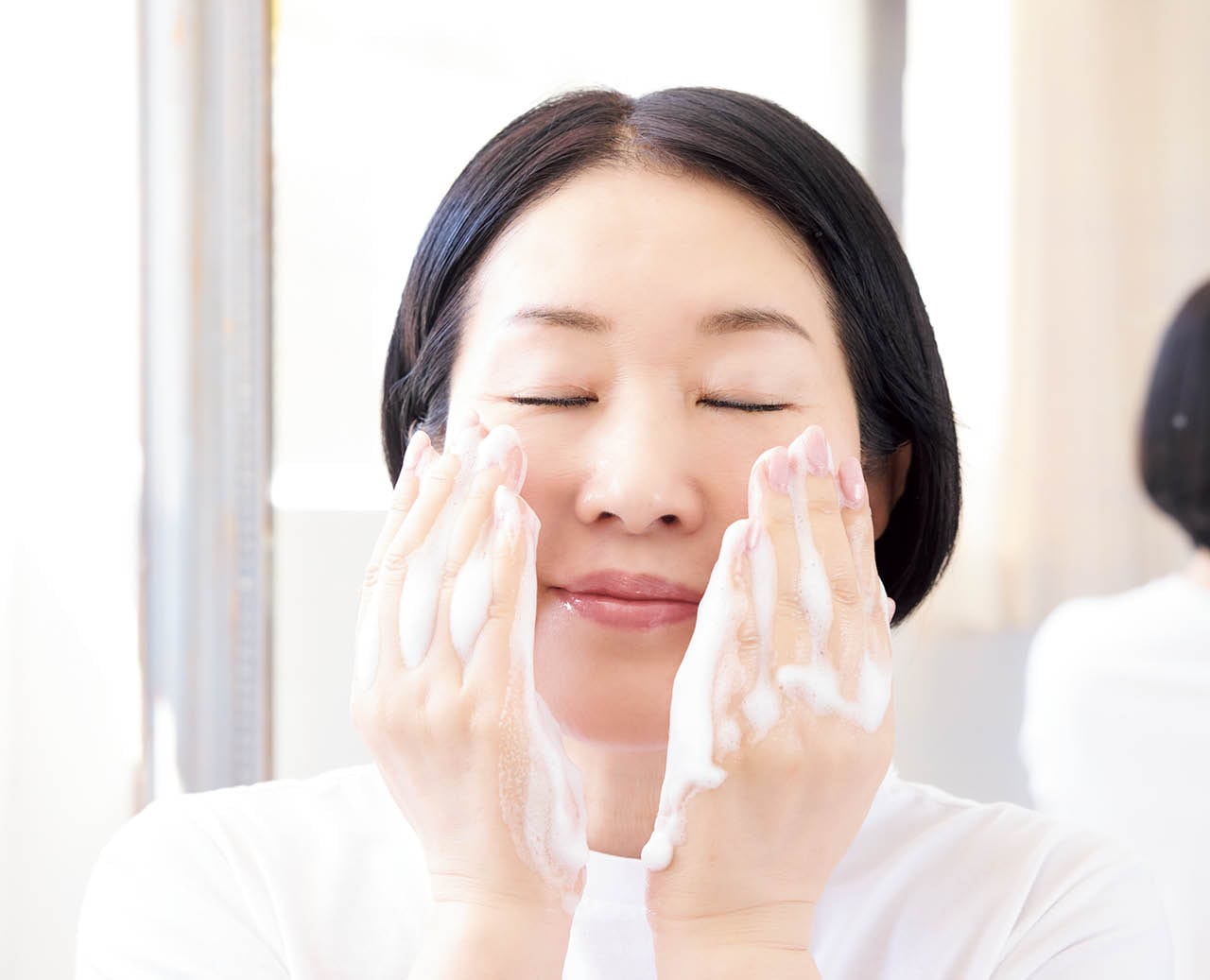 頬は手のひらで肌を包み込み泡を動かす
