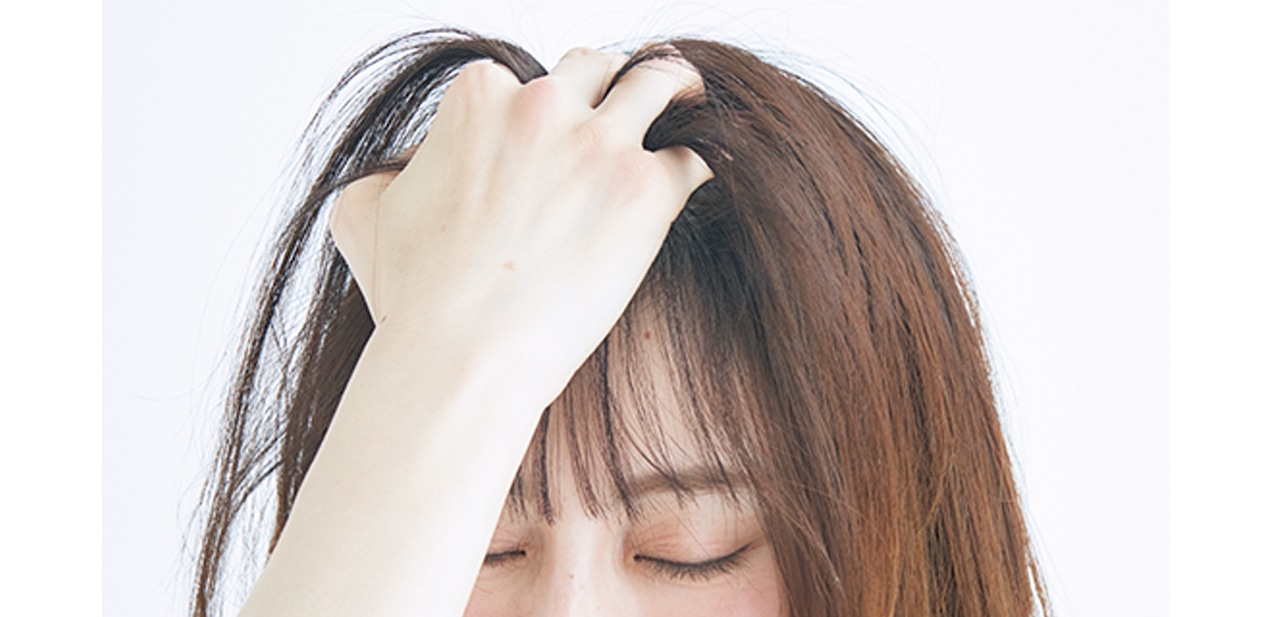 下を向きつつ、根元をかき上げるように
