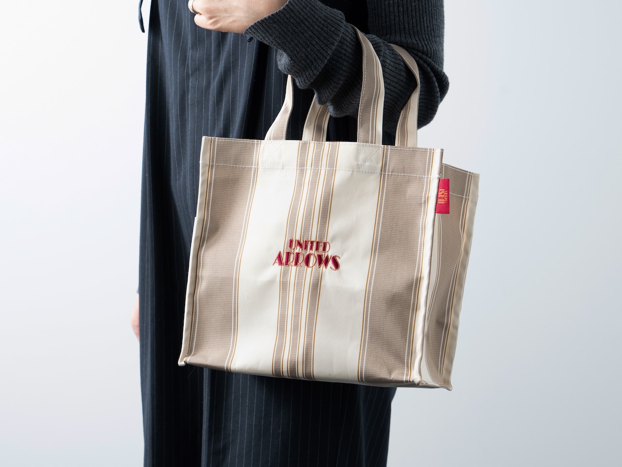 UNITED ARROWS×成城石井 オリジナルショッピングバッグ小を手持ち
