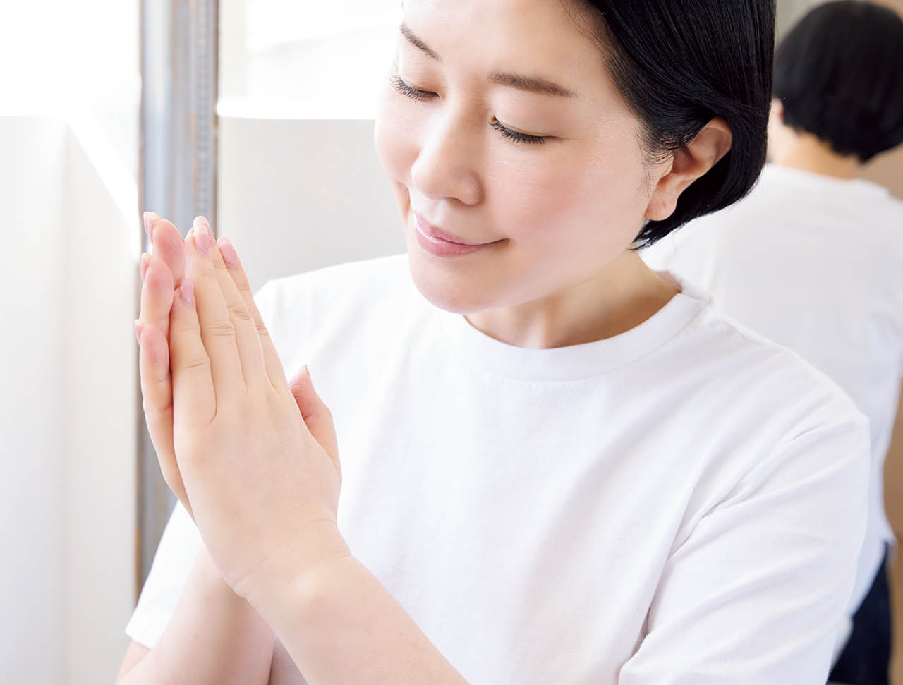 クレンジングを手のひらで温める