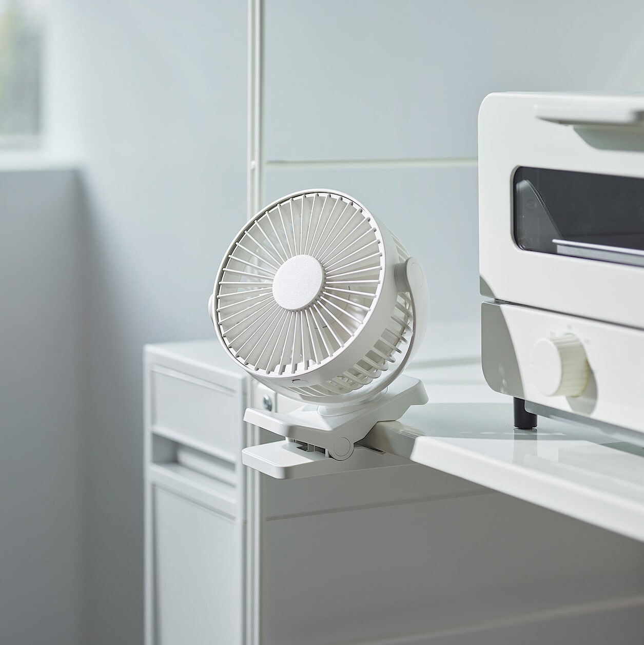 無印良品「置いても使える充電式クリップファン」を挟んでキッチンで使用