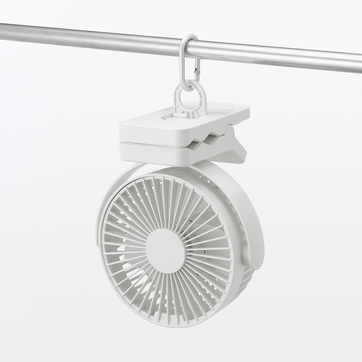 無印良品「置いても使える充電式クリップファン」を吊るした状態