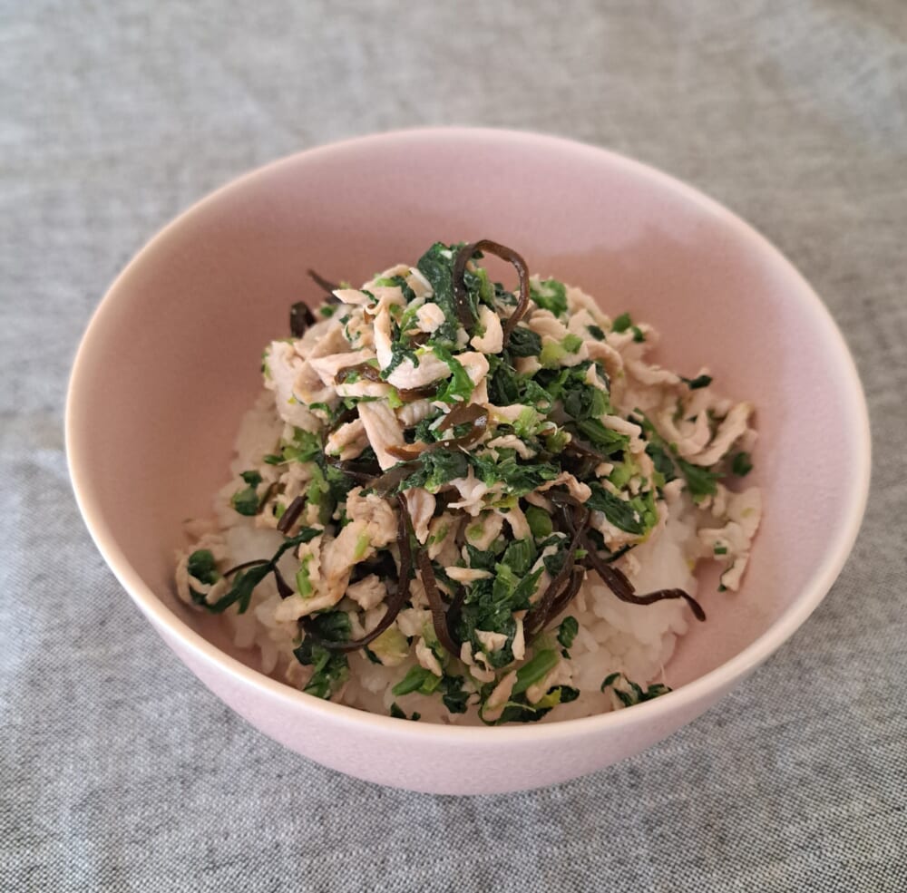 ほうれん草と豚肉と塩昆布のっけごはん