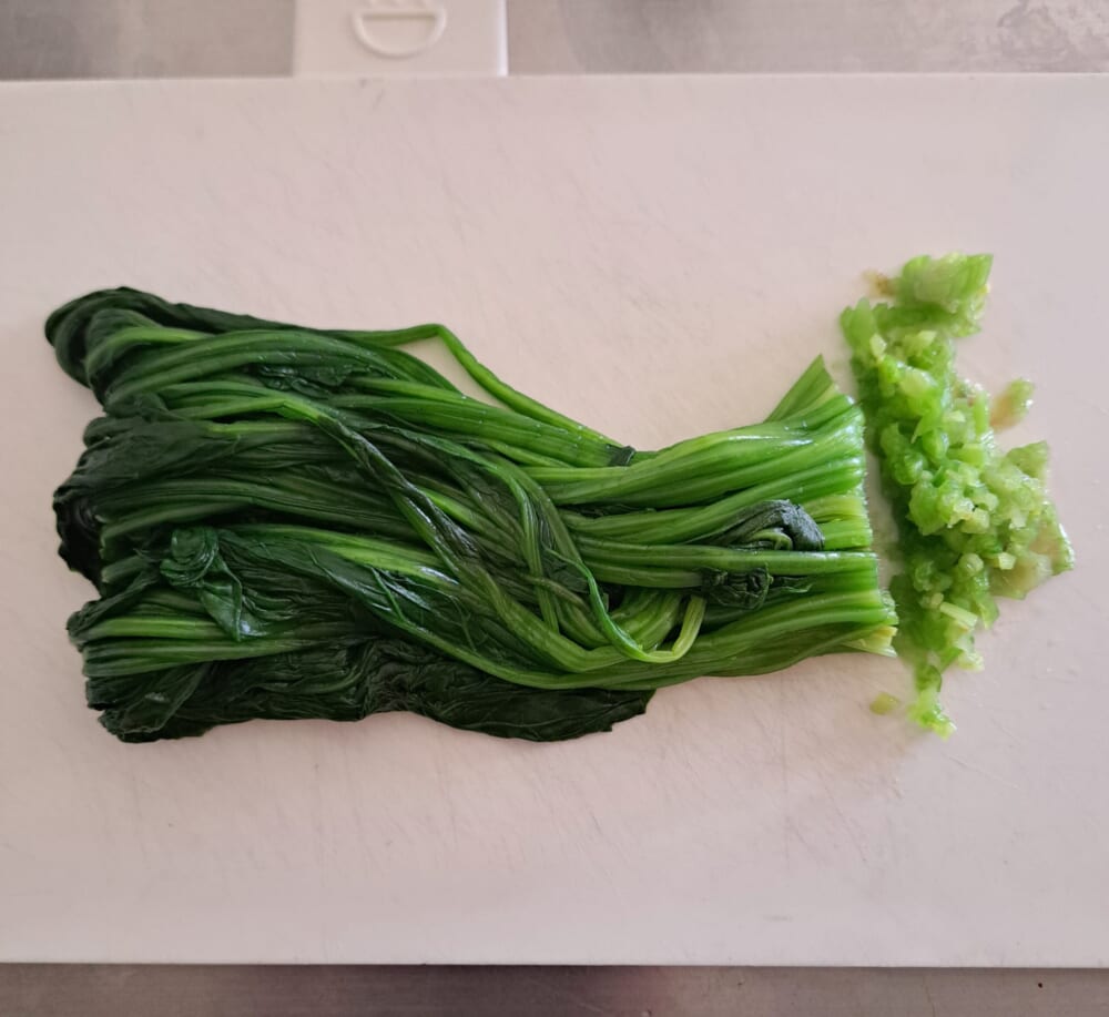 ほうれん草を刻む