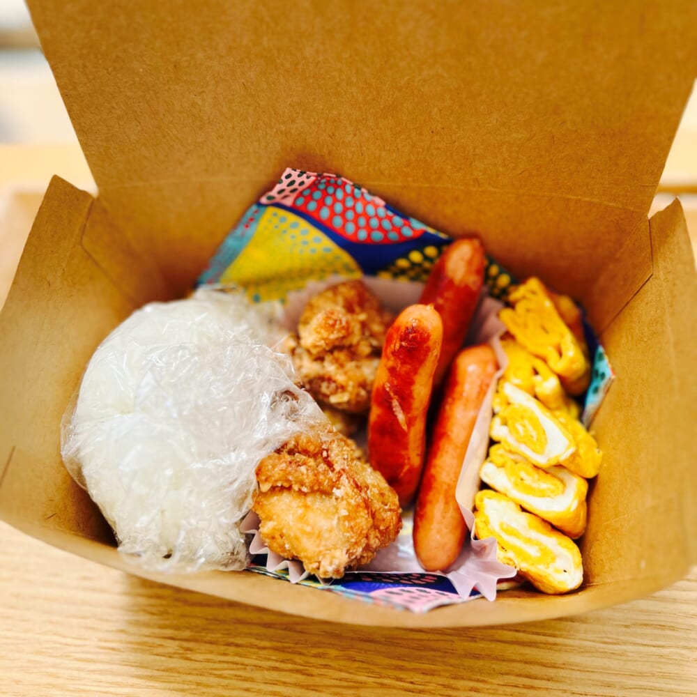 お弁当　おにぎり　卵焼き　ウインナー　唐揚げ