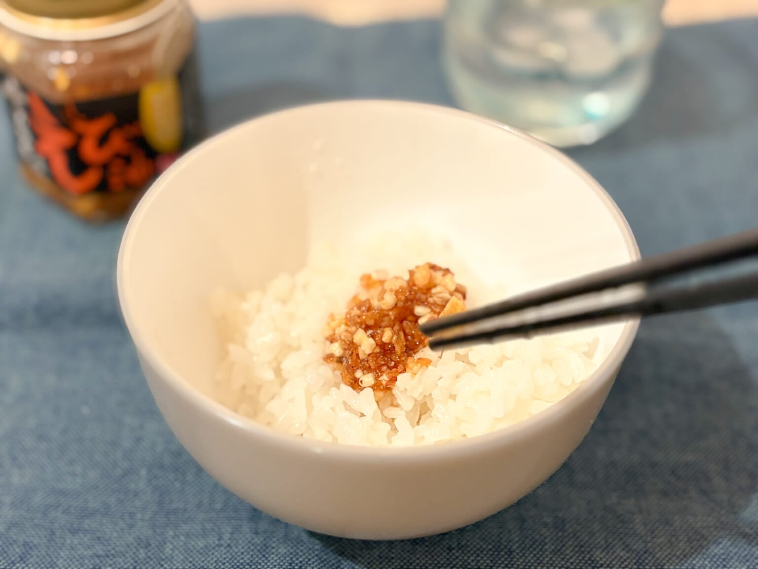 「万能香味えび油」ごはんにのせたところ