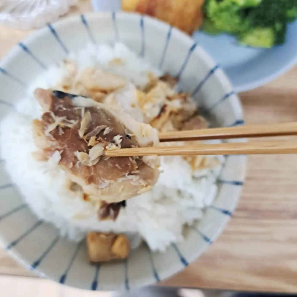 「あらほぐし焼鯖」ごはんにのせたところ