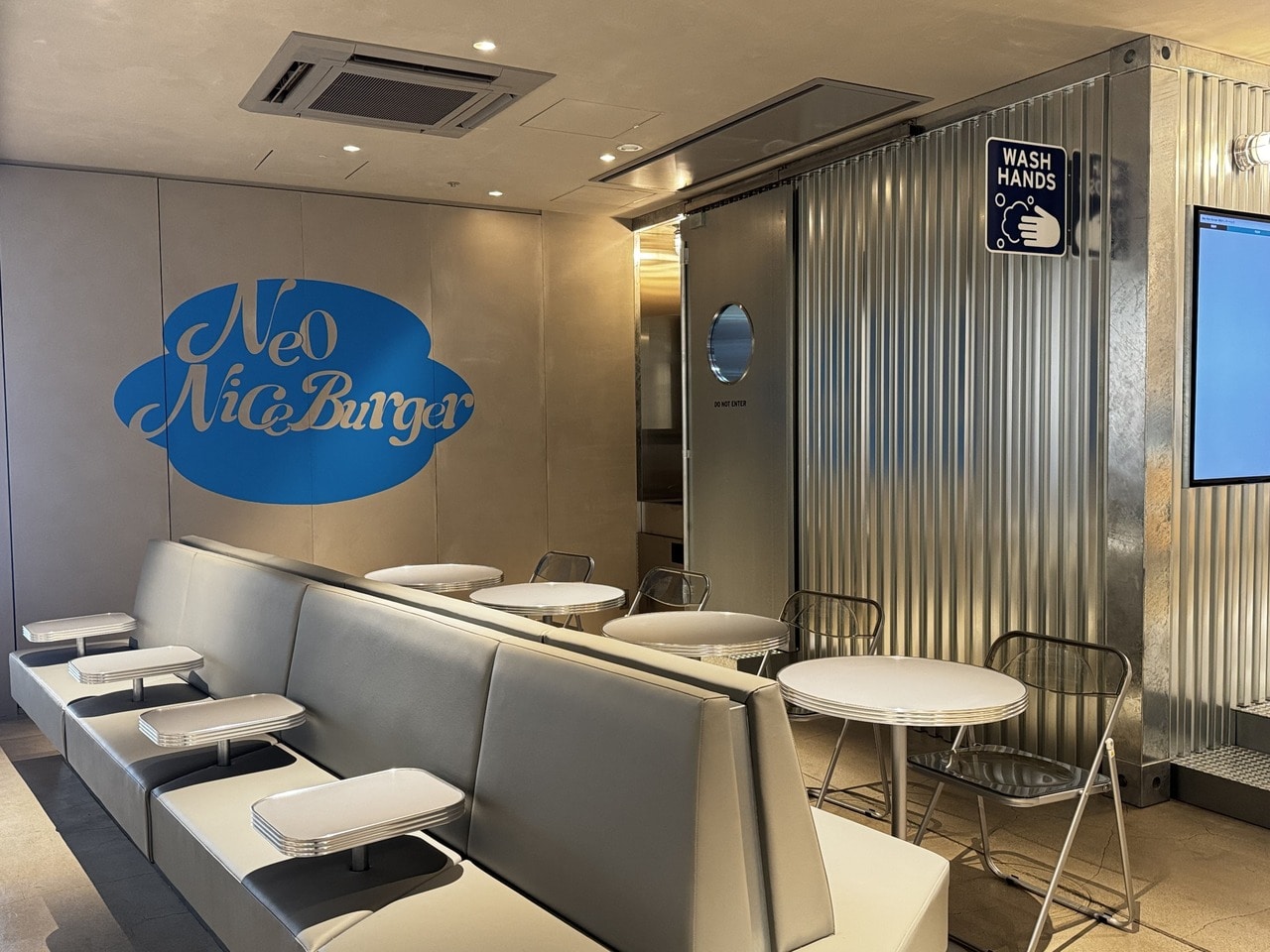 横浜ハンマーヘッド　ハンドクラフトバーガーショップ Neo Nice Burger座席の様子