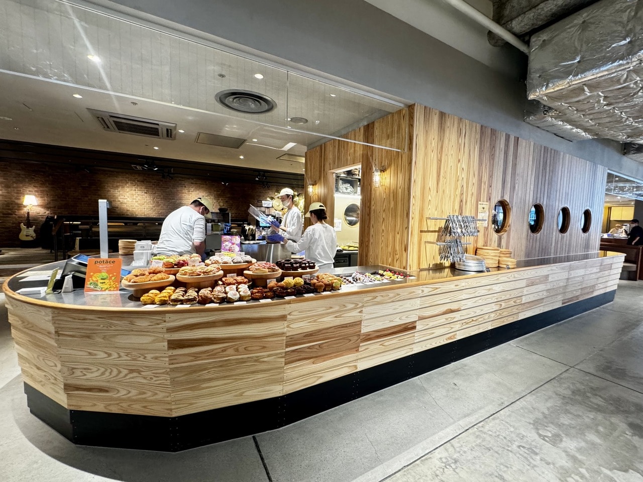 横浜ハンマーヘッド　ベーカリーカフェ　dacō店内の様子