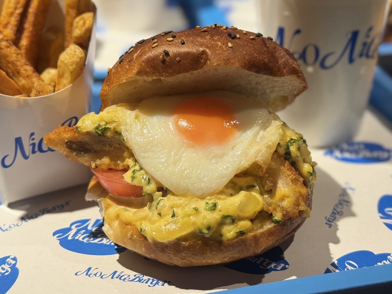 横浜ハンマーヘッド　ハンドクラフトバーガーショップ Neo Nice Burger「レモンタルタルサーモンエッグバーガー」