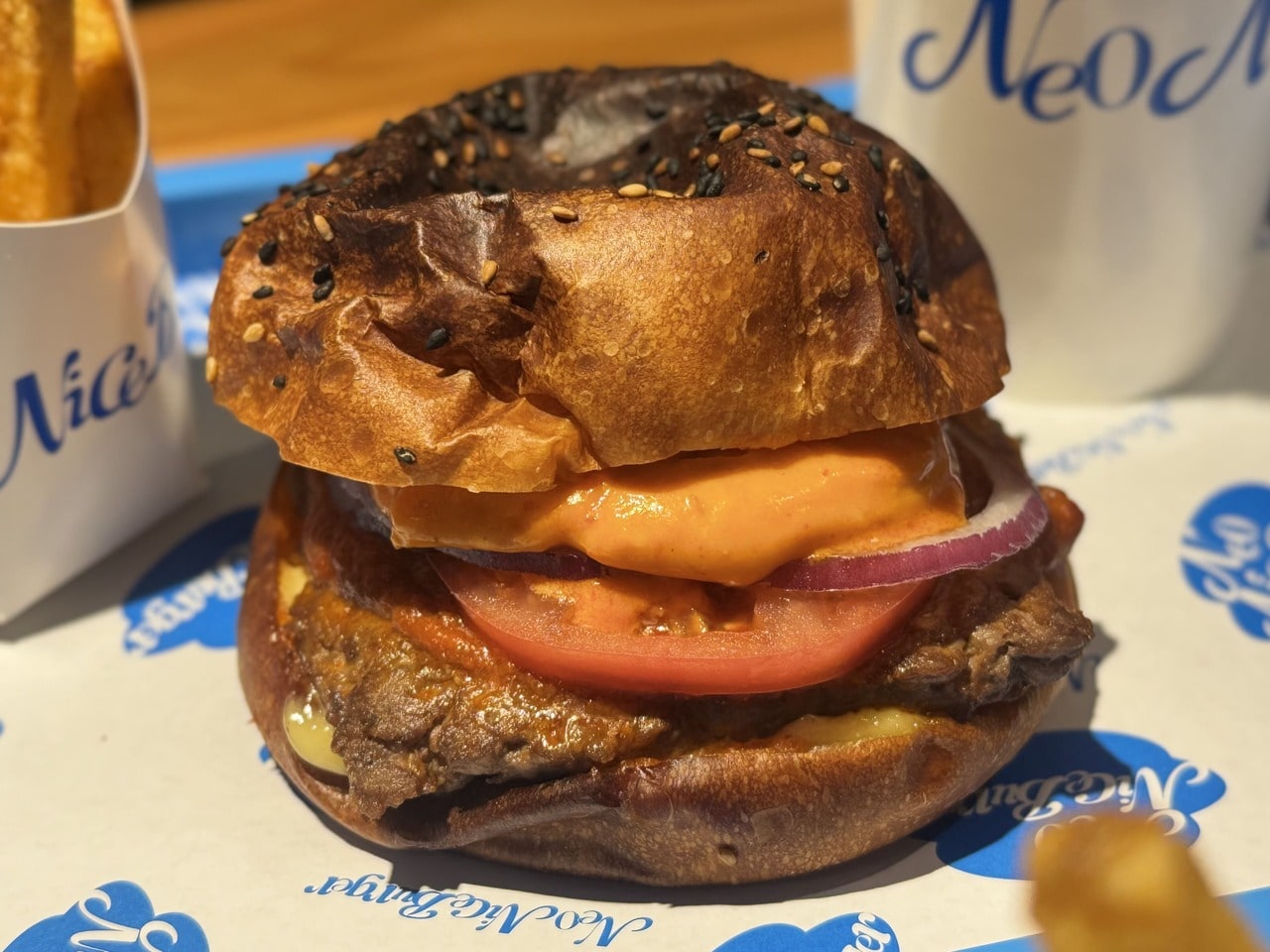 横浜ハンマーヘッド　ハンドクラフトバーガーショップ Neo Nice Burger「ダブルサルサチーズジャンキーバーガー」