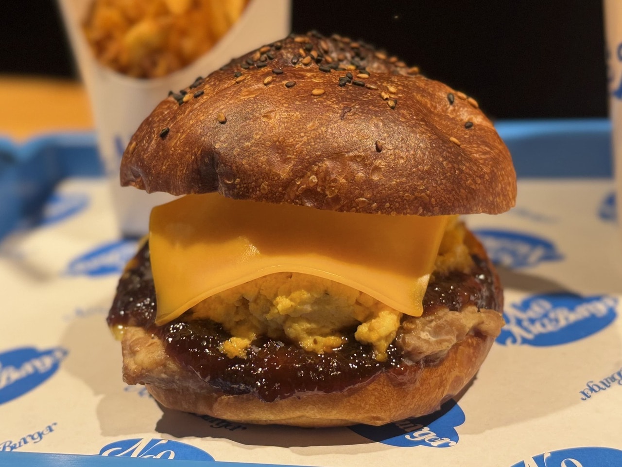 横浜ハンマーヘッド　ハンドクラフトバーガーショップ Neo Nice Burger「テリヤキたまごサラダチーズバーガー」