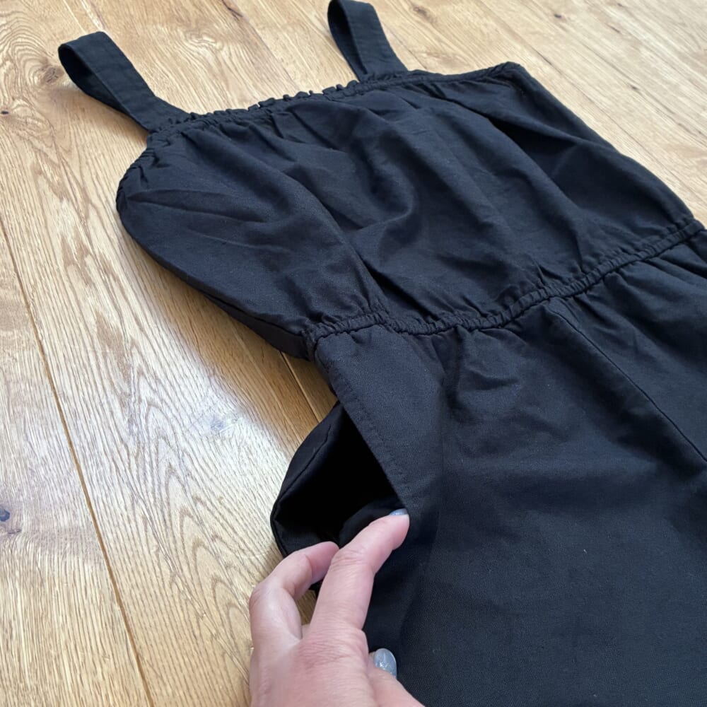 ユニクロ　キッズ　黒サロペット