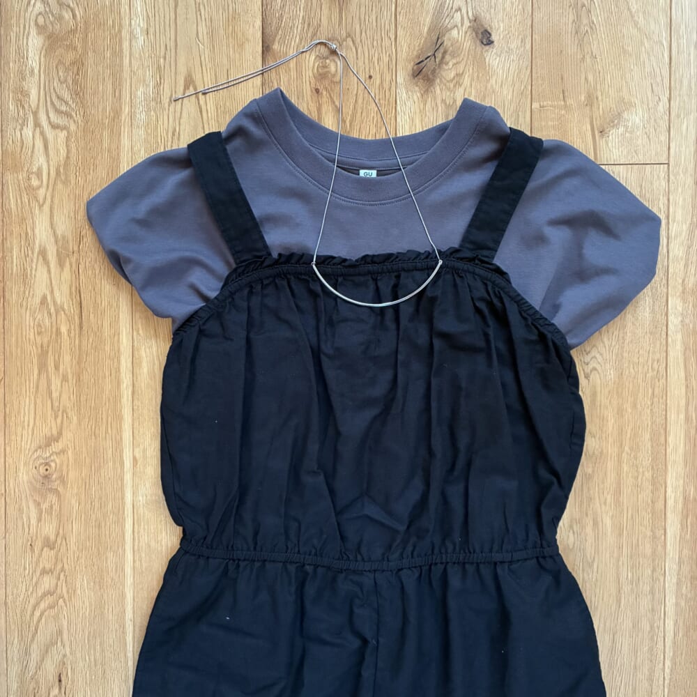 ユニクロ　キッズ　黒サロペット