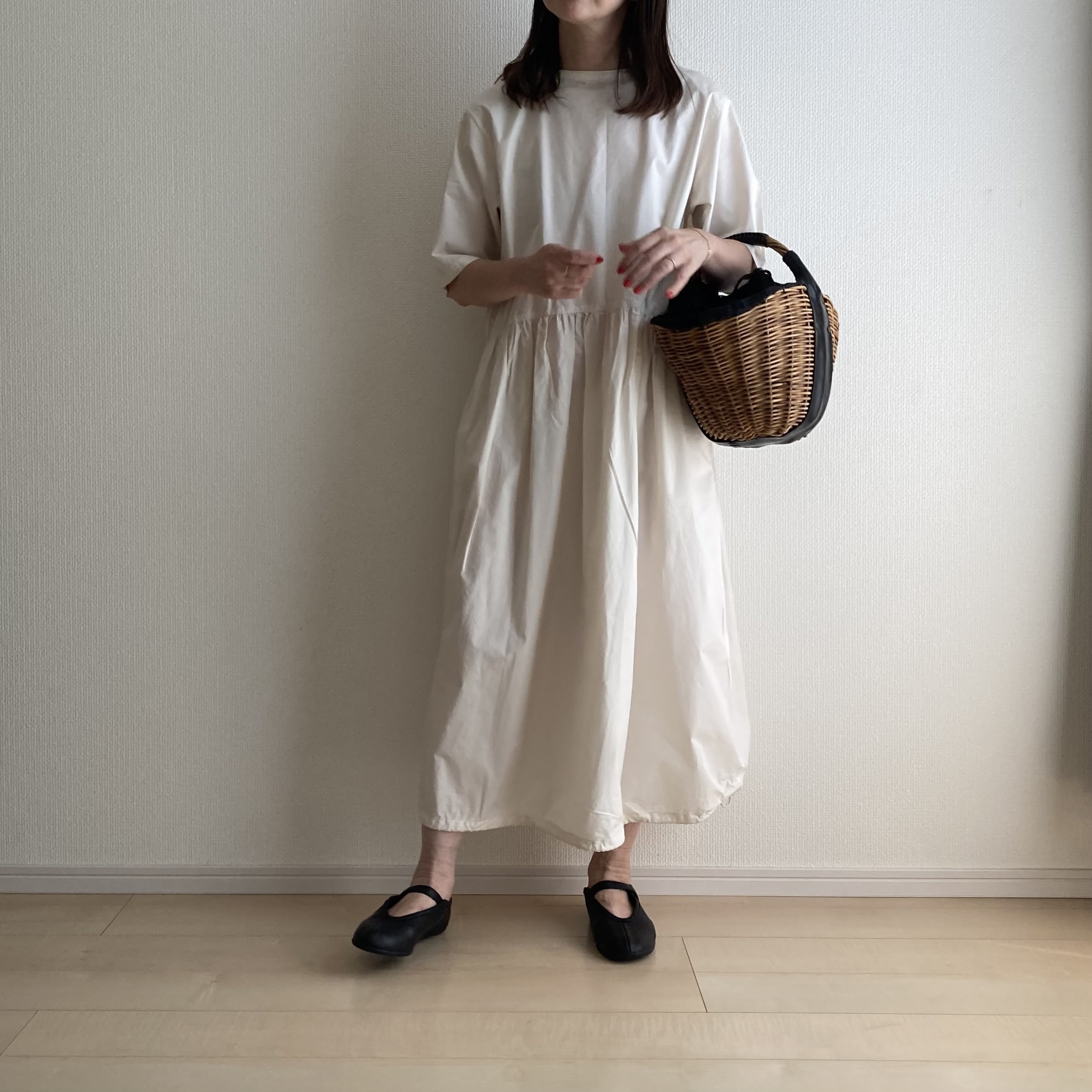 40代女性の夏の涼しく走れるアディダスのスタンスミスのバレエスニーカー。テンハンドクラフテッドモダンのワンピースに合わせたコーデ。