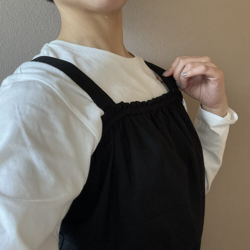 ユニクロ　キッズ　黒サロペット