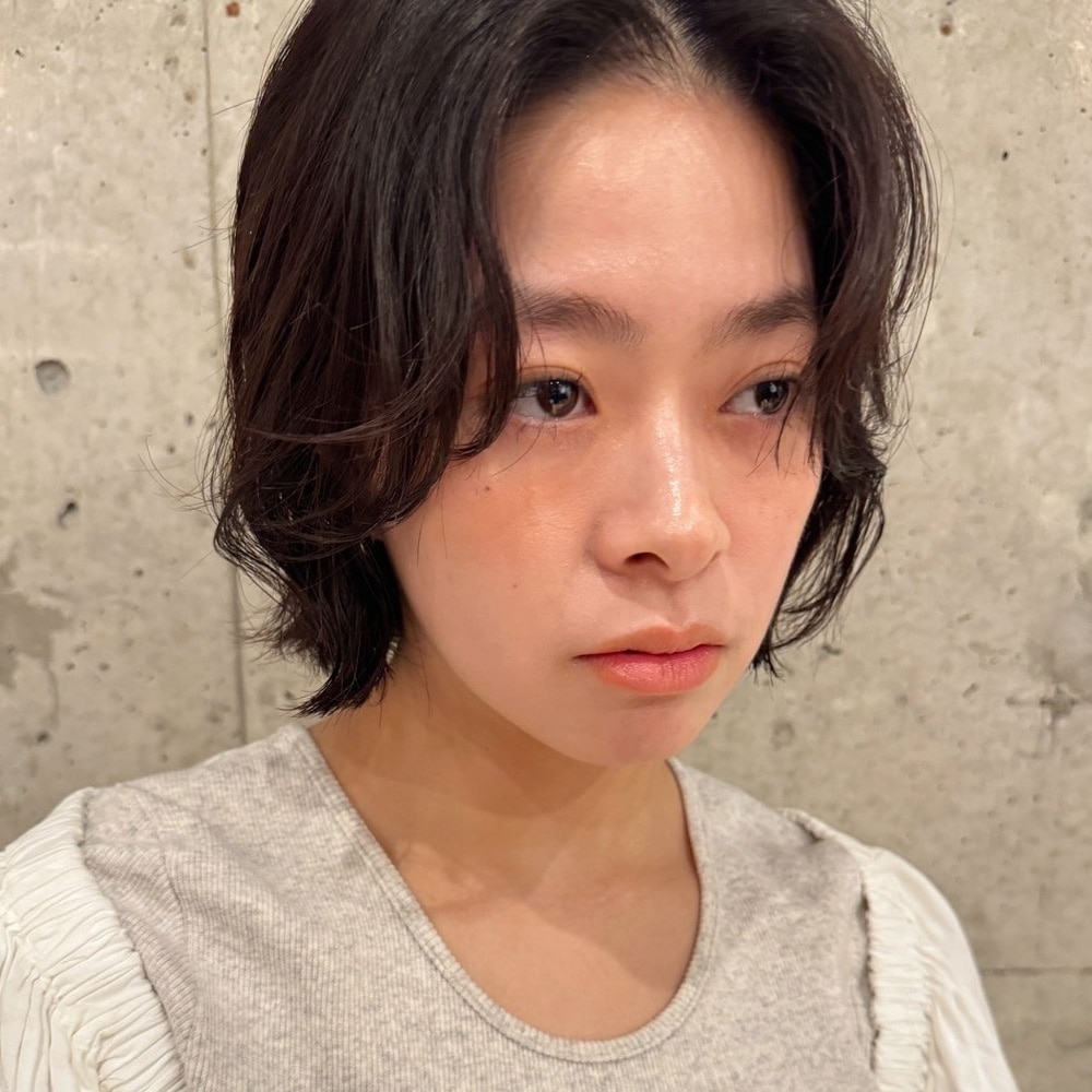 ヘアカラーなしでも柔らかい印象になる、レイヤーでクセを生かしたナチュラルボブ アザーカット01