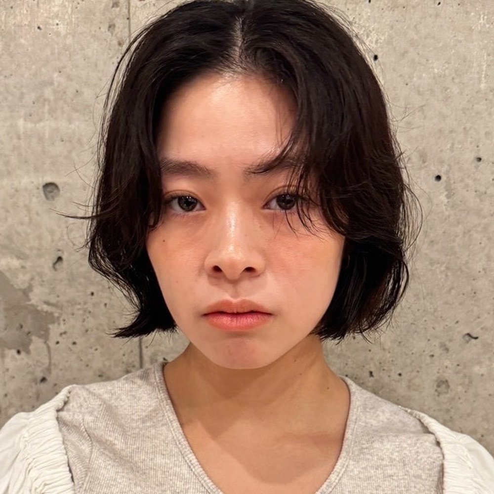 ヘアカラーなしでも柔らかい印象になる、レイヤーでクセを生かしたナチュラルボブ アザーカット02