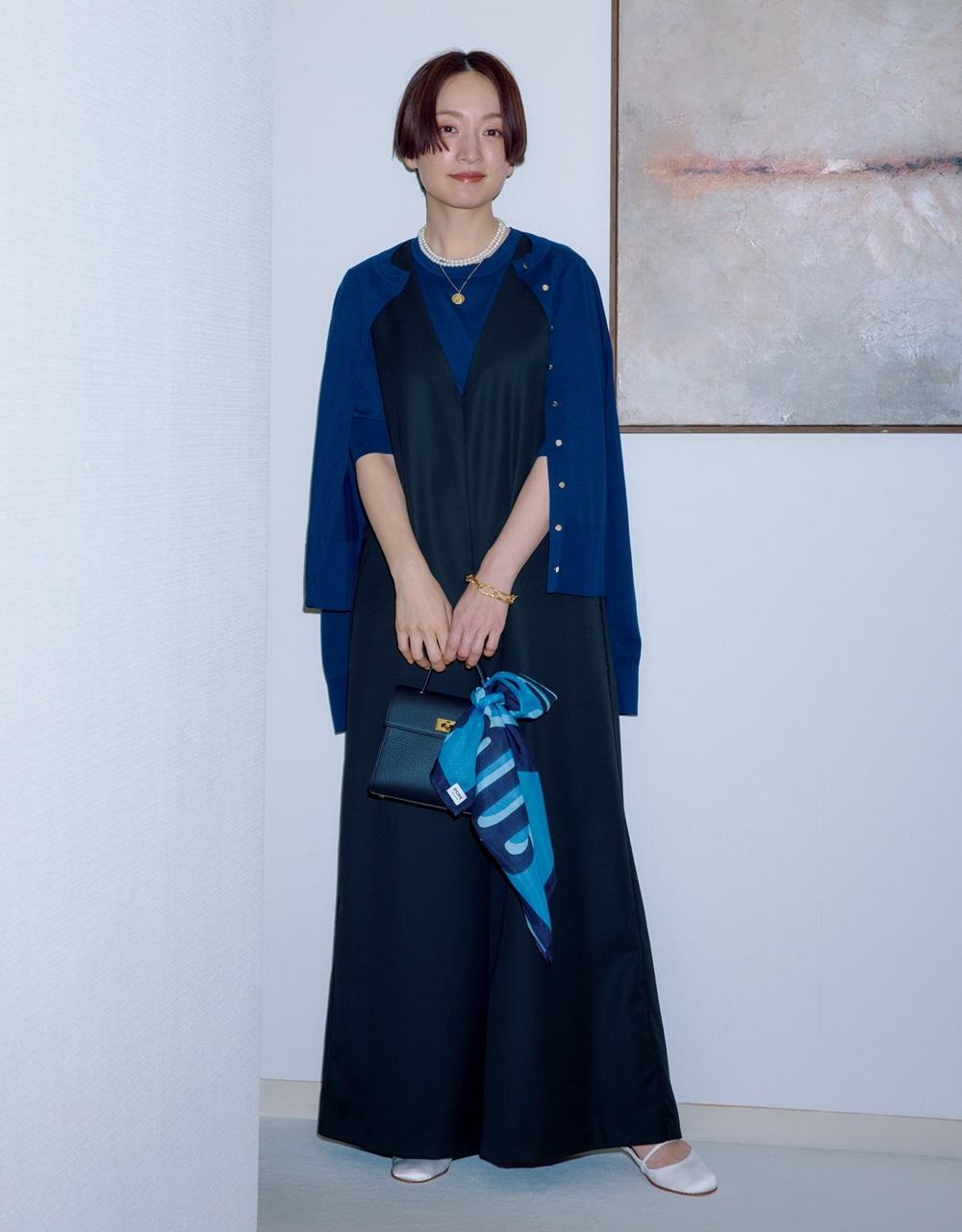Vネック【TICCA（ティッカ）】の黒サロペットコーデ 高山都さん