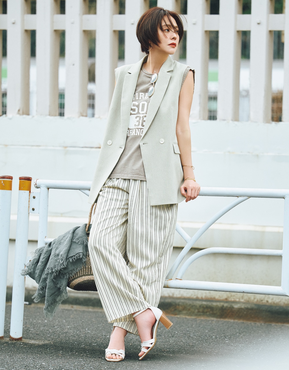 【URBAN RESEARCH DOORS（アーバンリサーチ ドアーズ）】のストライプ柄パンツコーデ 浅見れいなさん