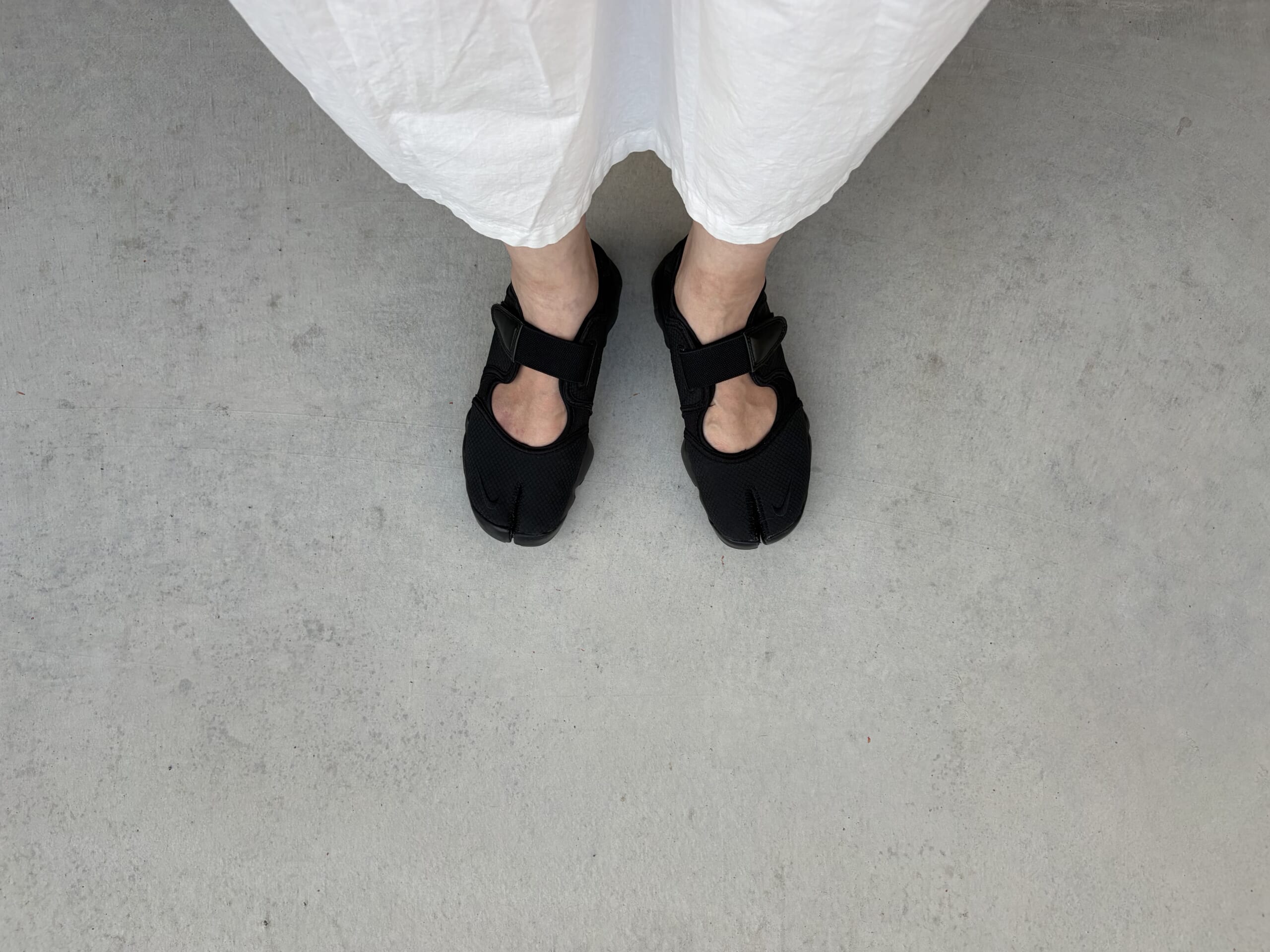 40代女性の履きやすくて涼しいスニーカー、二足目の「ナイキ ウィメンズエアリフト」オールブラックの履いた着用画、コーデ。