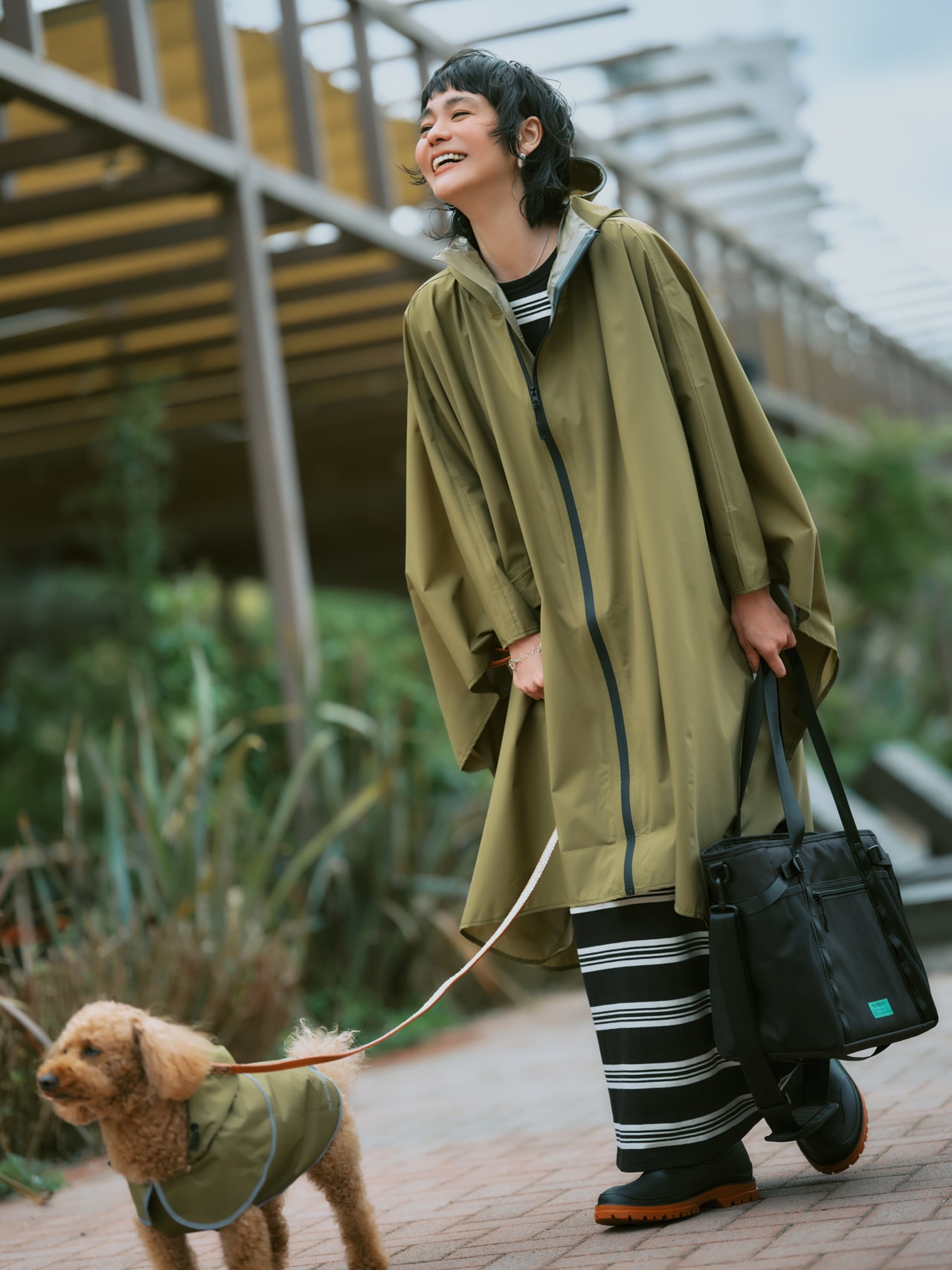竹下玲奈さん着用　KiU　レインポンチョ、マルチキャリーバッグ・ツートンサイドゴアブーツ・ドッグポンチョ／ワールドパーティー
わんこのシュシュちゃん着用　KiU　ドッグポンチョ／ワールドパーティー
