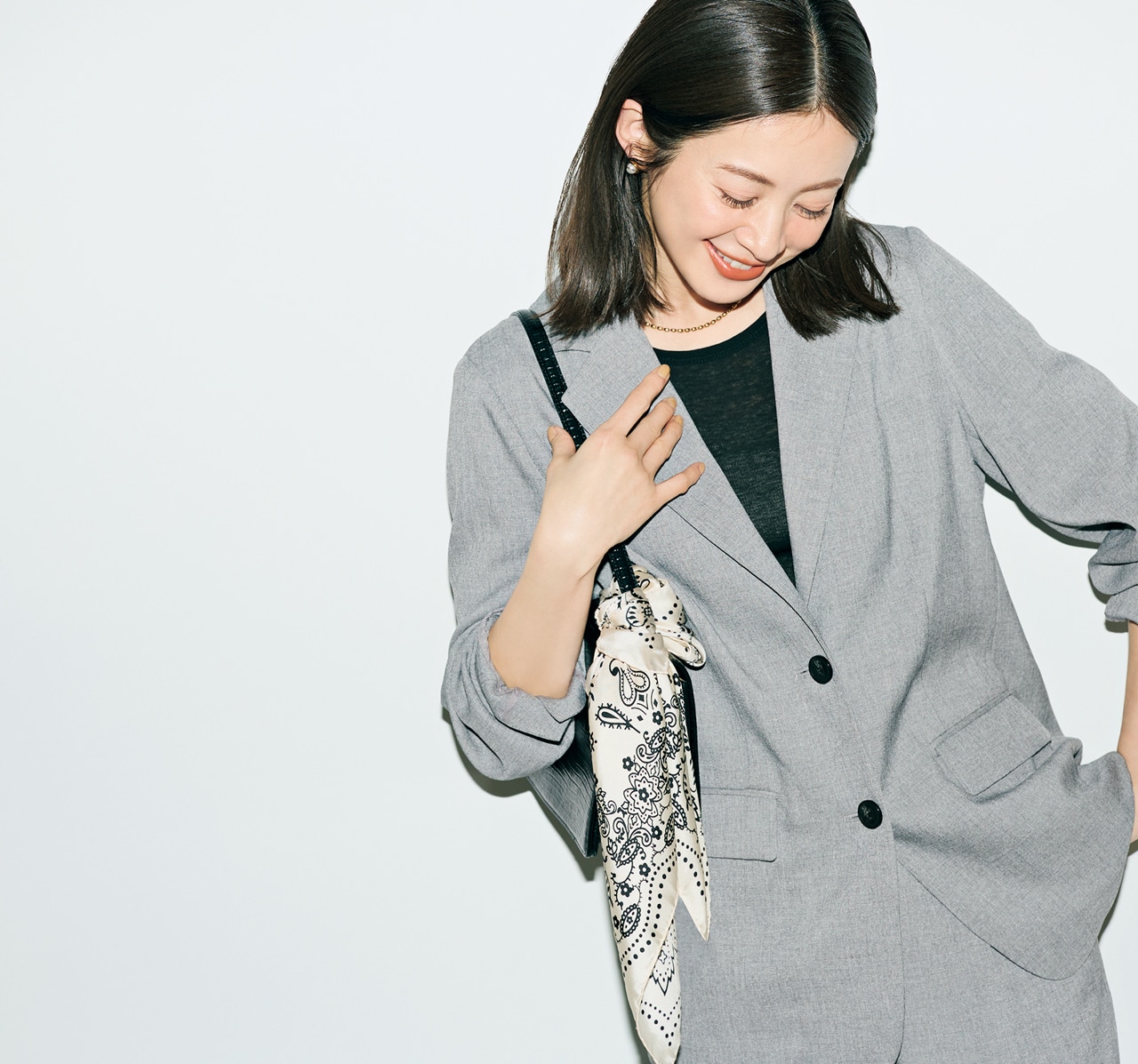 高垣麗子さんのジャケット￥15400・パンツ￥8800／アダストリア（アパートバイ）のコーデ ウエストショット