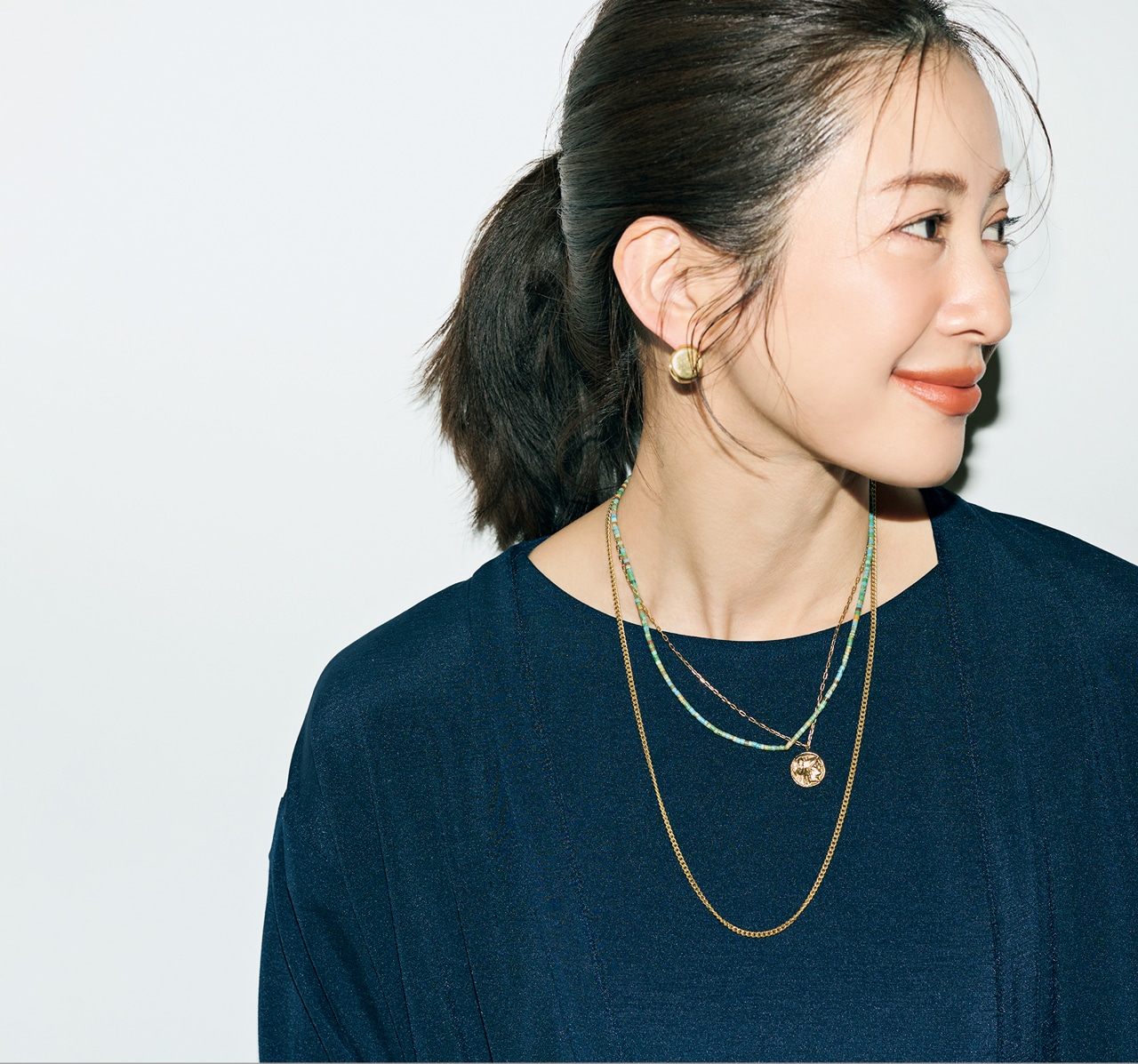 高垣麗子さんのアンサンブル￥7689・パンツ￥5489／ドゥクラッセのコーデ バストショット