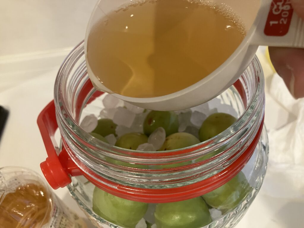 sumiさん作 梅シロップ りんご酢を入れるところ