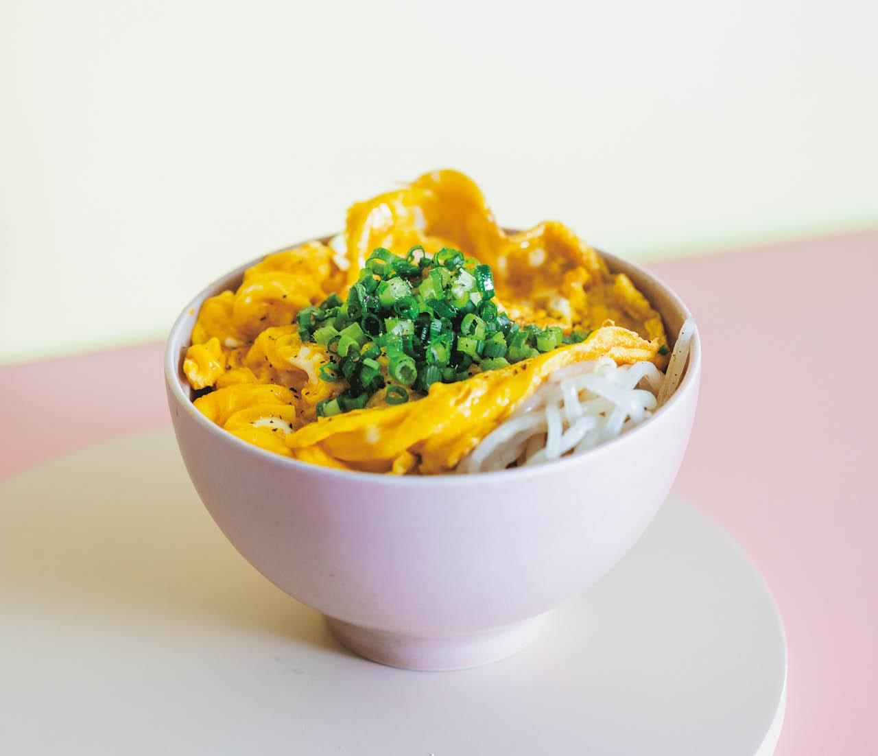 ナンプラー風味のふわふわ卵ともやしのっけごはん
