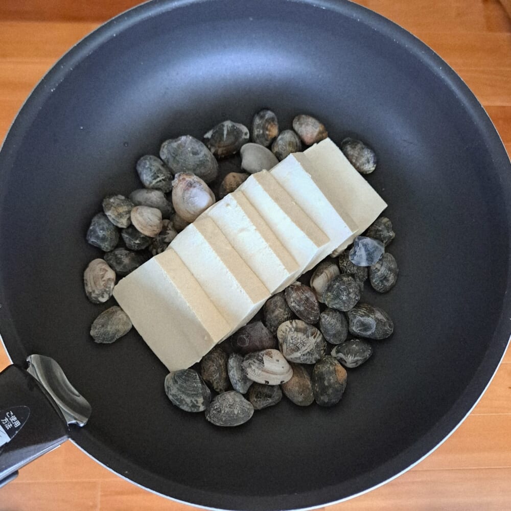 フライパン1つで作れるアサリと豆腐の酒蒸し/ワタナベマキさん