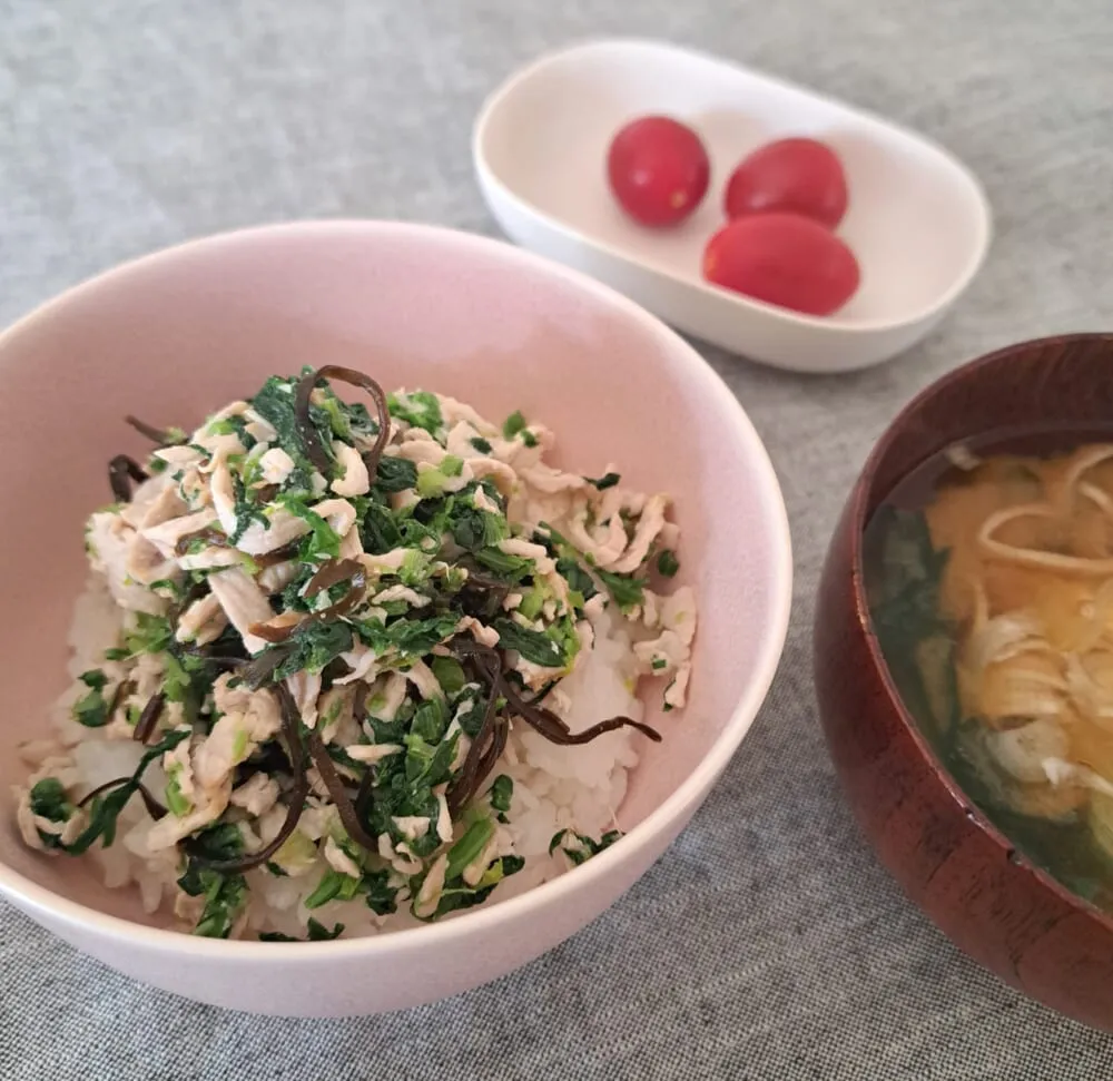 「ほうれん草と豚肉と塩昆布のっけごはん」完成