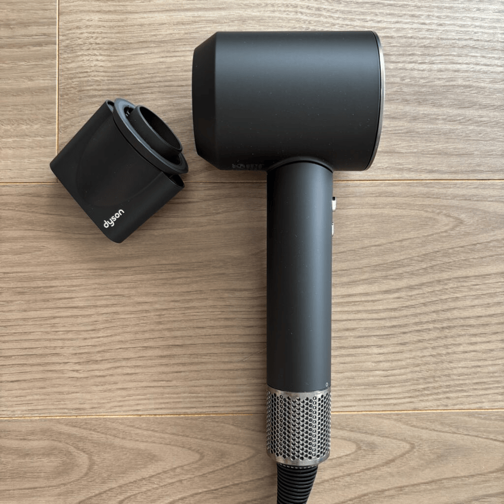ダイソン「Dyson Supersonic™ヘアドライヤー ブラック／ニッケル（HD08 ULF BBN ENT）」横から