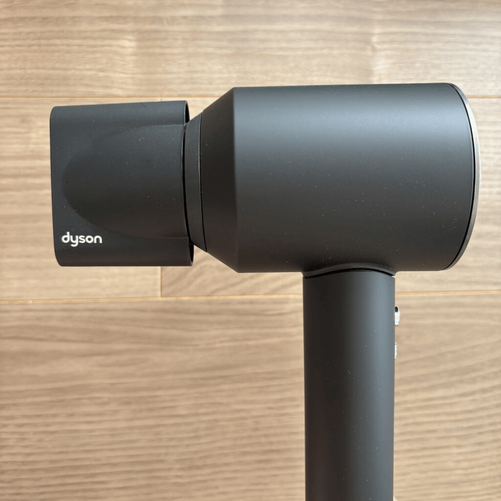 ダイソン「Dyson Supersonic™ヘアドライヤー ブラック／ニッケル（HD08 ULF BBN ENT）」ノズルのアップ